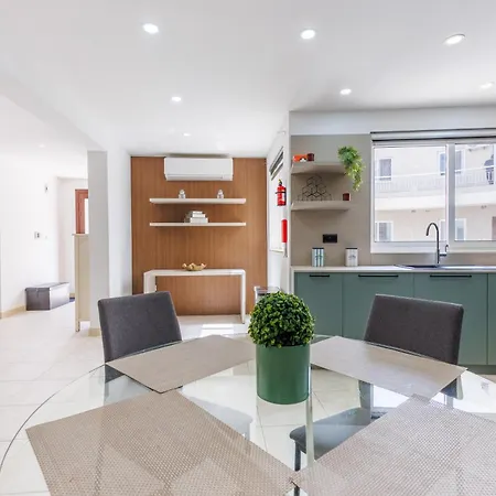 Bright 3br Penthouse With Pool & Bbq In Msida By Quicktrips